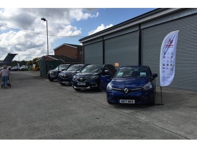 Reklaminės vėliavos automobilių parduotuvei Anglijoje